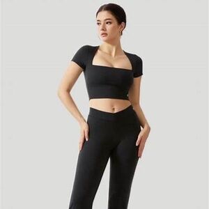 Mooslover 2 piece - Short Sleeves and V Waisted bell bottom legging - size Small